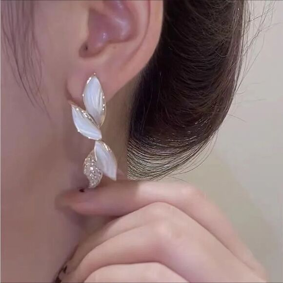 💖Beautiful Acrylic Ivory Swirl & Gold Sparkling Drop Post back Earrings💖 - Picture 5 of 8